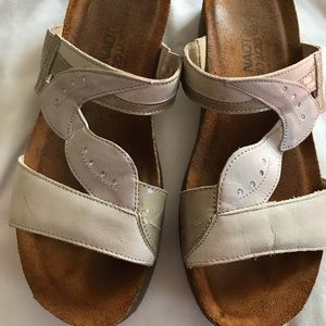 Naot cream/beige size 39 sandal